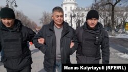 Полицейские ведут задержанного в Алматы.