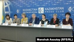 "Қазақстандағы дүниежүзілік СПИД-пен күрес күні" тақырыбындағы баспасөз конференциясына қатысушылар. Алматы, 10 қараша 2016 жыл.