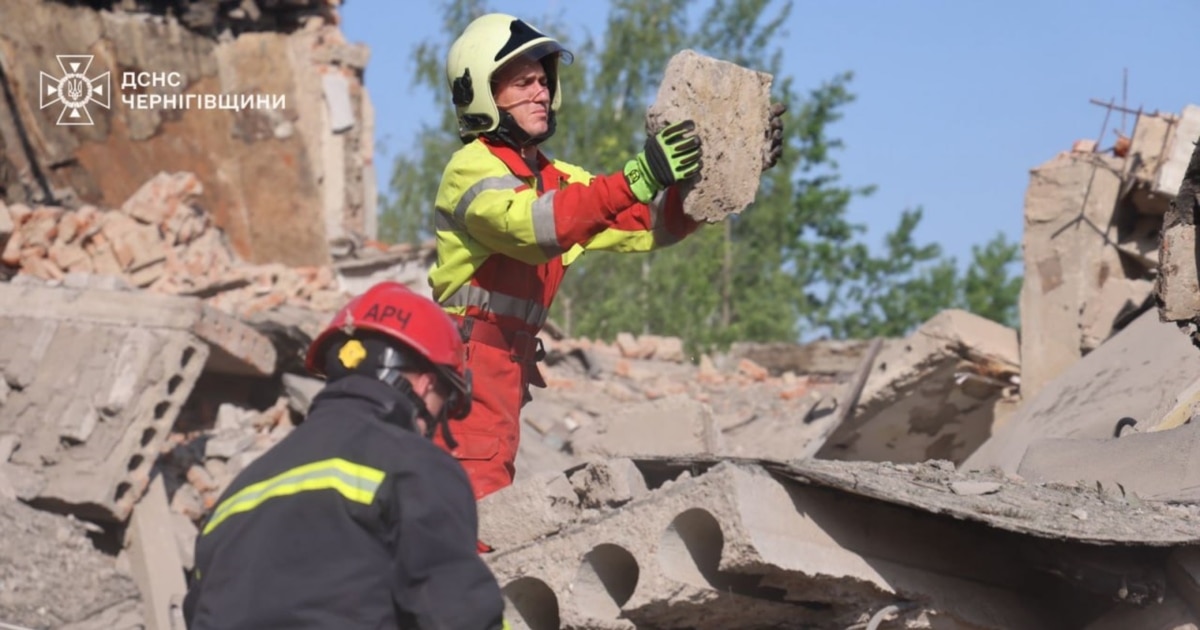 У Чернігові рятувальники витягли тіло загиблого внаслідок російської атаки