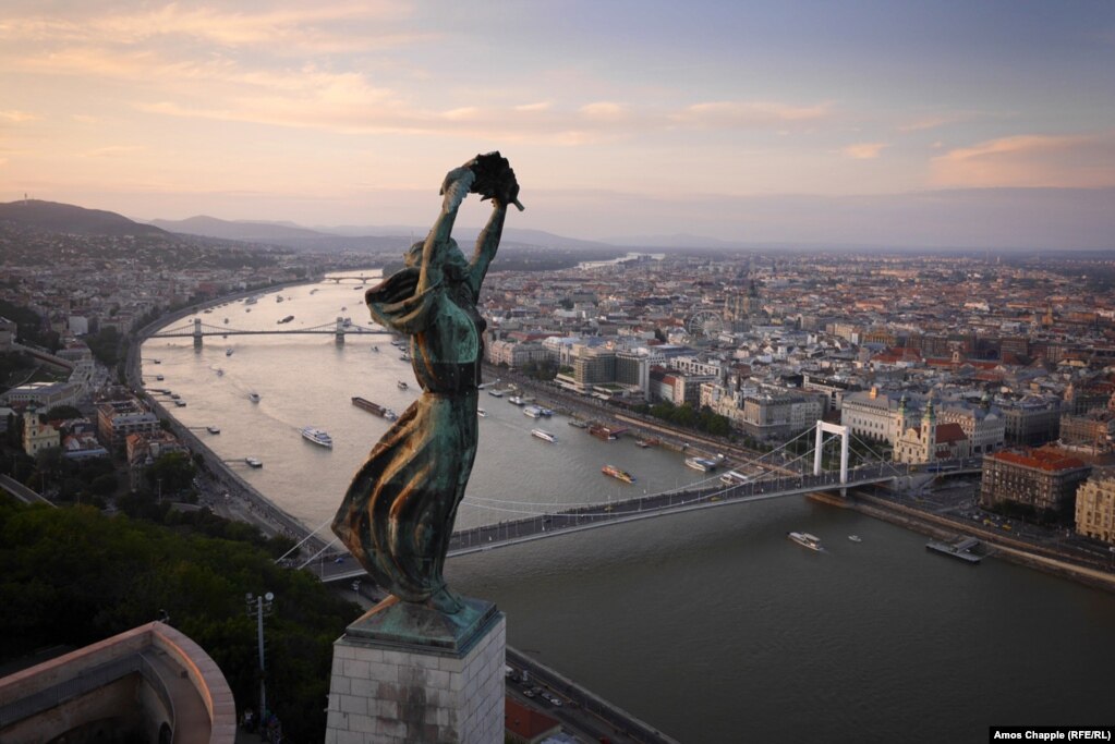 Будапешт, Венгрия. Статуя Свободы. Монумент посвящен тем, &quot;кто пожертвовал жизнью ради независимости, свободы и процветания Венгрии&quot;.