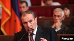 Экс-президент Армении Левон Тер-Петросян выступает на 16-м съезде Армянского общенационального движения, лидер которого он является, 17 июля 2010