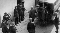 Обвиняемых конвоируют на суд, май 1928 года