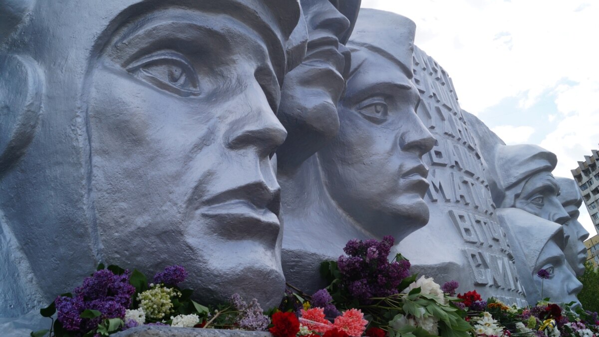 v-dnepre-cvety-k-pamyatnikam-vozlagali-po-dvoe-i-v-maskah-kotorye-razdavala-policiya В Днепре цветы к памятникам возлагали по двое и в масках, которые раздавала полиция