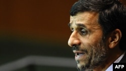 محمود احمدی‌نژاد در نیویورک اعلام کرد که ایران از تحریم‌های بیشتر «استقبال می‌کند». 