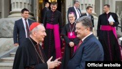 Президент України Петро Порошенко під час зустрічі із кардиналом П’єтром Пароліном. Київ, 17 червня 2016 року