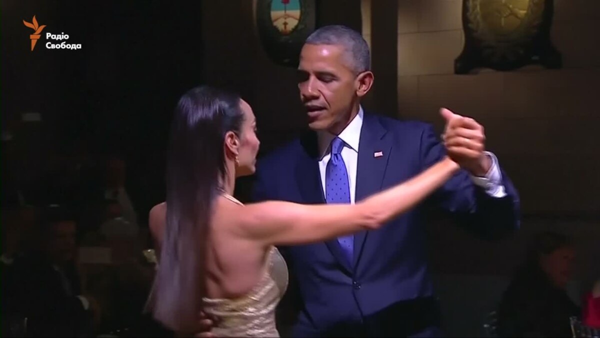 Barack obama caught watching katy perry's butt