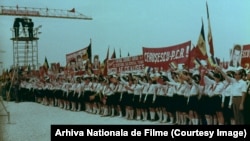 Șiruri, șiruri de copii așteptau ore întregi în soare sau ger (în funcție de anotimp) trecerea „tovarășului”. În acel moment, aclamau și agitau frenetic steagurile și pancartele cu „Ceaușescu-PCR”, „Ceaușescu-Pace” etc. Nu puteau refuza participarea. Nici ei, nici părinții lor.