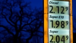 Panou cu prețurile la o benzinărie din Hamburg, Germania, în zorii zilei de 13 martie 2026, după două săptămâni de război în Orientul Mijlociu.