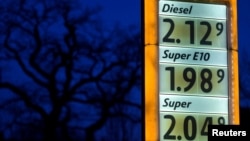 Panou cu prețurile la o benzinărie din Hamburg, Germania, în zorii zilei de 13 martie 2026, după două săptămâni de război în Orientul Mijlociu.