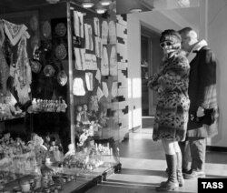 Итальянская актриса Клаудиа Кардинале в магазине "Березка" в Москве. 1968 год