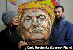 Співатори портрету Трампа, виготовленого з монет, Дарія Марченко і Даніель Грін