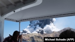 Момент начала извержения, снятый с туристического судна