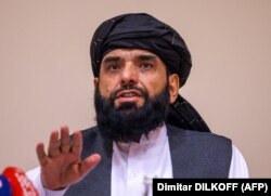 Szuhail Sahín tálib tárgyaló egy moszkvai sajtótájékoztatón 2021. július 9-én. A képviselő közölte, hogy a tálibok ellenőrzik az afgán–tádzsik határ mintegy kétharmadát, és minden afganisztáni felet önmérsékletre szólított fel
