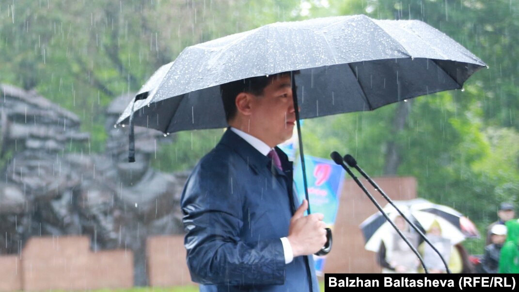 Автобуста қудалау кезінде порно көру