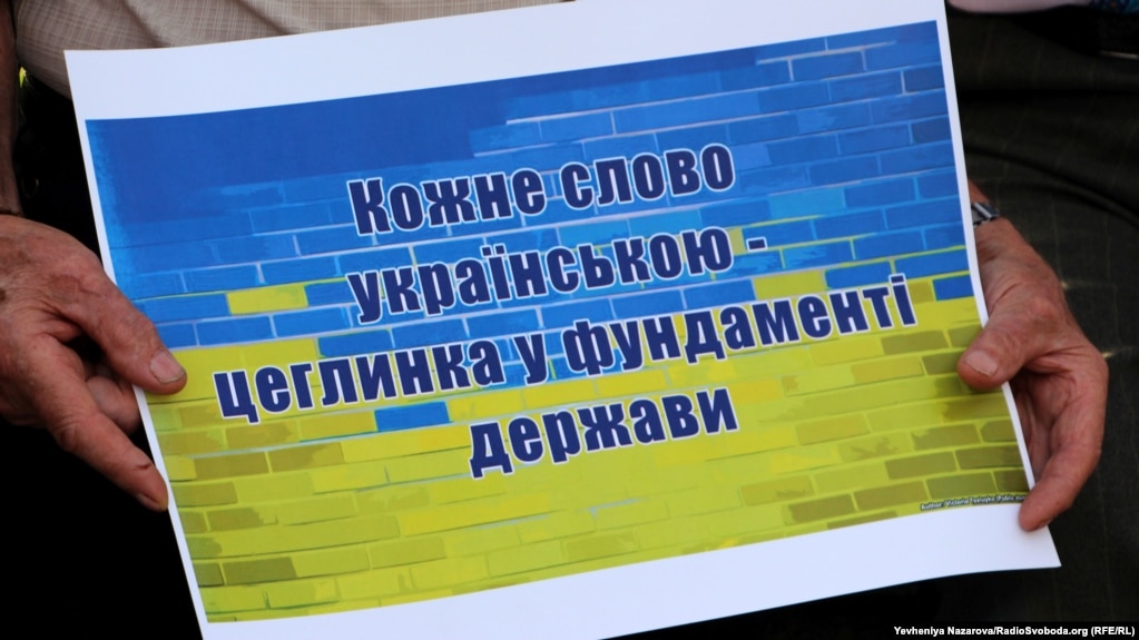 Уповноважений із захисту державної мови Тарас Кремінь наголосив: «В умовах війни недотримання мовного законодавства – це гра на руку ворогові»