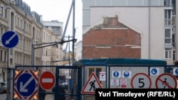 Activists have tried to block the demolition of historic buildings at Patriarch's Ponds in Moscow.