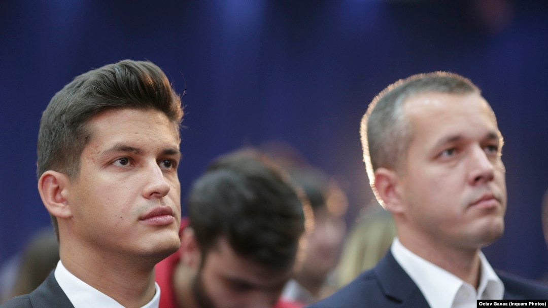 Mihnea Năstase (foto stânga), alături de fratele său mai mare, Andrei, la un congres al tineretului PSD, în noiembrie 2017. Lucra deja ca asistent al unui europarlamentar PSD