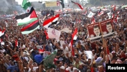 هواداران اخوان المسلمین، یکشنبه، چهارم تیر ماه، در میدان تحریر قاهره پیروزی محمد مرسی را جشن گرفتند