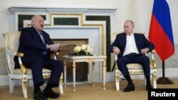 Președintele rus Vladimir Putin (dreapta) s-a întâlnit cu liderul belarus Aleksandr Lukașenka la Sankt Petersburg, pe 23 iulie 2023