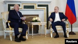 Presidenti i Rusisë, Vladimir Putin (djathtas) gjatë një takimi me udhëheqësin e Bjellorusisë, Alyaksandr Lukashenka, në Shën Petersburg, Rusi, më 23 korrik 2023.