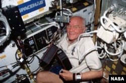 Джон Гленн в космосе. 1 октября 1998