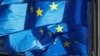 Flamujt e BE-së jashtë selisë së Komisionit Evropian në Bruksel.