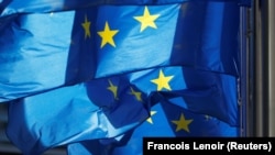 Развевающиеся у здания Еврокомиссии в Брюсселе флаги ЕС.