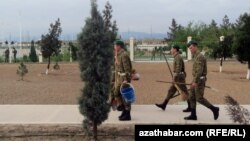 Türkmen esgerleri arassaçylyk işlerine çekilýär