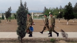 Arassaçylyk işlerine çekilen esgerler (Illýustrasiýa suraty)