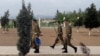 Aşgabatda arassaçylyk işlerine çekilen esgerler (Arhiwden alnan illýustrasiýa suraty)