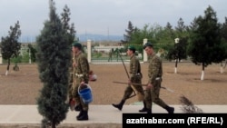 Aşgabatda arassaçylyk işlerine çekilen esgerler (Arhiwden alnan illýustrasiýa suraty)