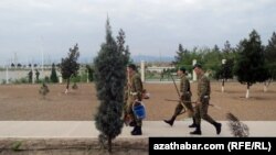 Солдаты-срочники убирают улицы. Ашхабад 