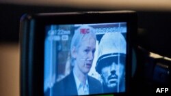 «WikiLeaks» internet saýtyny esaslandyryjy Julian Assanj Londondaky metbugat konferensiýasynda, 26-njy iýul