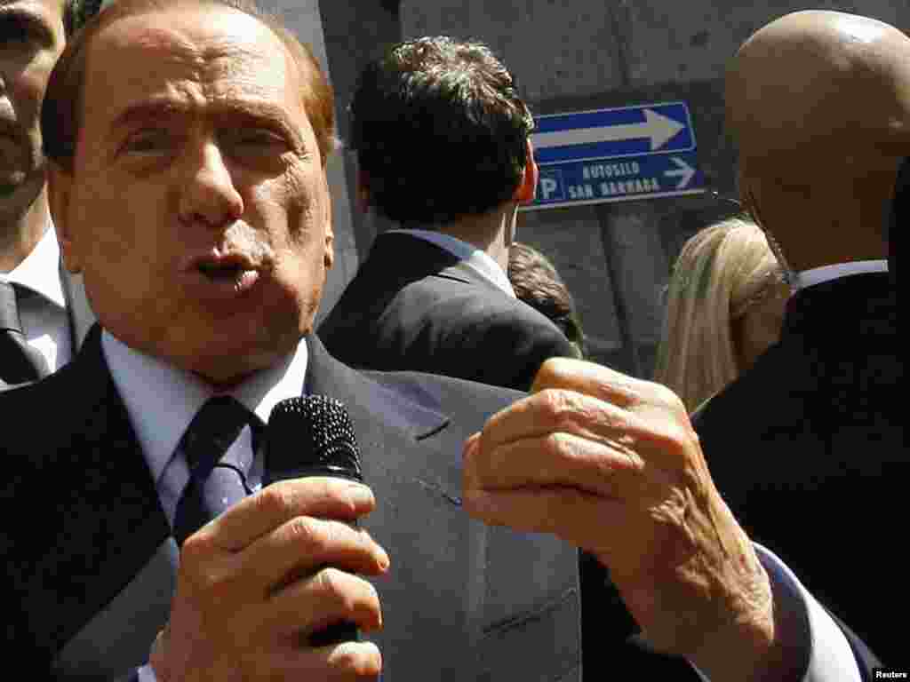 Италия: Премьер Сильвио Берлускони общается со своими сторонниками у здания суда в г. Милан 