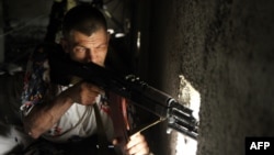 Проросійські бойовики обстрілюють прикордонників із горища житлового будинку, Луганськ, 2 червня 2014 року