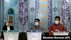 Várják a választókat egy teheráni szavazóhelyiségben az elnökválasztás napján, 2021. június 18-án