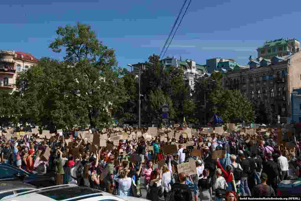 Сотні людей вийшли на акцію протесту в Києві через перестановки в уряді України, 16 липня 2026 року