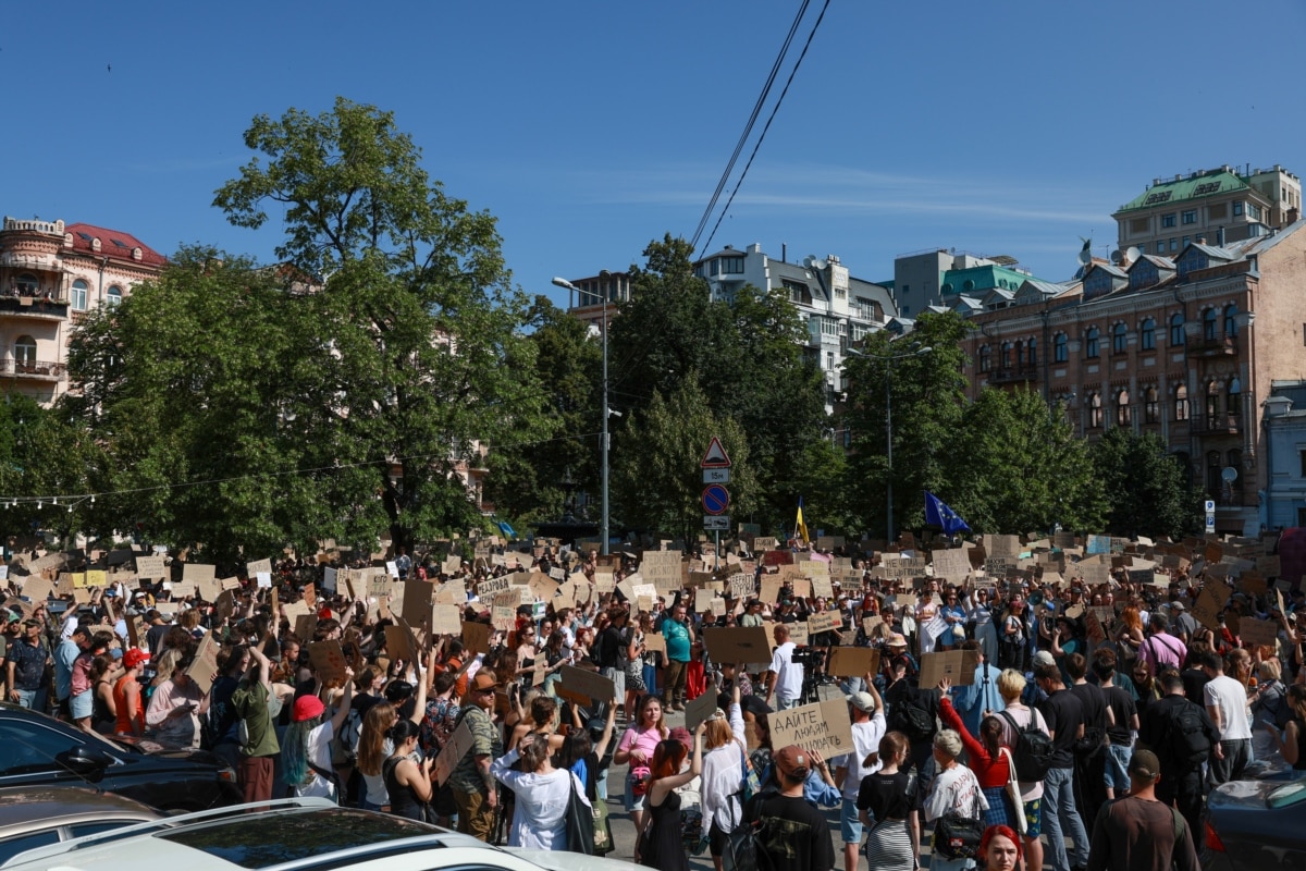 Сотні людей вийшли на акцію протесту в Києві через перестановки в уряді України, 16 липня 2026 року
