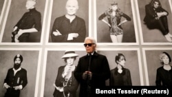 Карл Лагерфелд Париждеги көргөзмөдө, 8-ноябрь,  2012-жыл. 