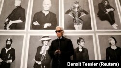 Dizajneri ikonik i veshjeve, Karl Lagerfeld vdiq më 19 shkurt në moshën 85-vjeçare.