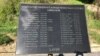 Sporna spomen ploča na kojoj su navedene civilne žrtve albanske nacionalnosti, uz tri tačke na kraju. Tokom NATO bombardovanja, u pogođenom autobusu Niš Ekspresa bilo je 44 putnika, od kojih je 13 srpske nacionalnosti. Zabeležno, 6. maja 2021. 
