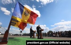 Premierul moldovean Pavel Filip și Petro Poroșenko la inaugurarea punctului de frontieră de la Kuciurgan.
