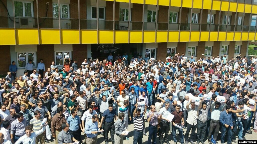 Iranian workers on strike strike in Zanjan. File photo