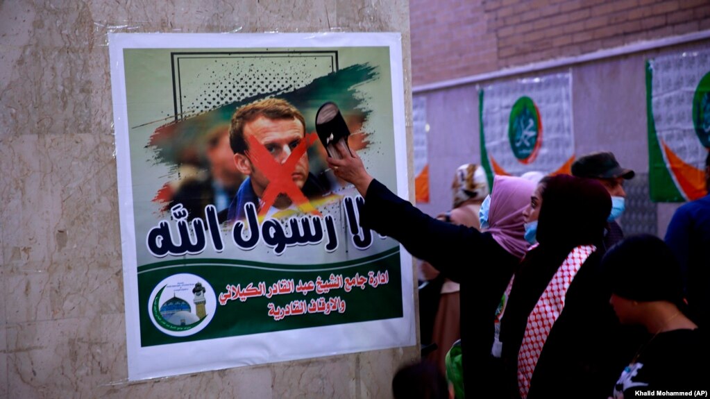 تظاهرات هواداران فرقه قادریه در بغداد با خواست بایکوت کالاهای فرانسوی