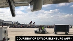 Після початку стрілянини пасажирів вивели з терміналу на перон із міркувань безпеки, Форт-Лодердейл, 6 січня 2017 року