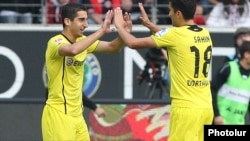 Germany - Borussia Dortmund's Armenian midfielder Henrikh Mkhitaryan (L) celebrates with Turkish teammate Nuri Sahin after scoring against Eintracht Frankfurt, Frankfurt am Main,1Sep2013. 