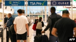 Pasageri la aeroportul Reagan National Airport din Arlington, pe 9 noiembrie, în timp ce multe zboruri sunt amânate din cauza deficitului de controlori de trafic