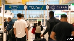 د امریکا د ویرجینیا په هوايي ډګر کې خلک د پرواز په انتظار ولاړ دي. 