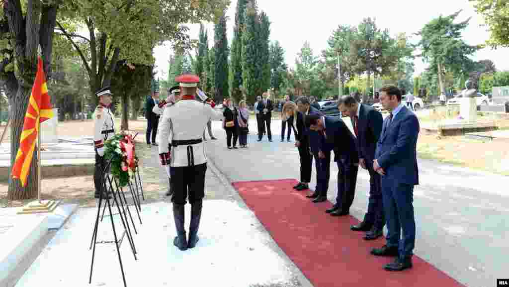 Положување цвеќе на гробот на претседателот Киро Глигоров по повод 8 Септември.