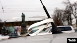 Белая ленточка на автомобильной антенне - самый популярный в России способ протеста автомобилистов
